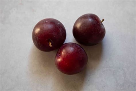 Plums: Varieties, Season, and Picking the Best