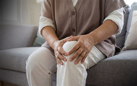 Joint Pain Before 40: Causes, Symptoms & When to See a Doctor