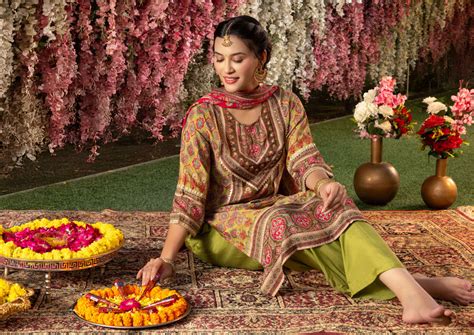 How to Pick the Perfect Mehendi Outfit for Your Venue