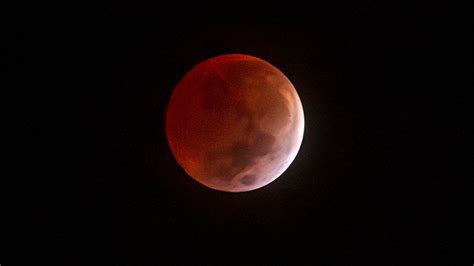 See pictures of the total lunar eclipse and "Blood Worm Moon" - CBS News