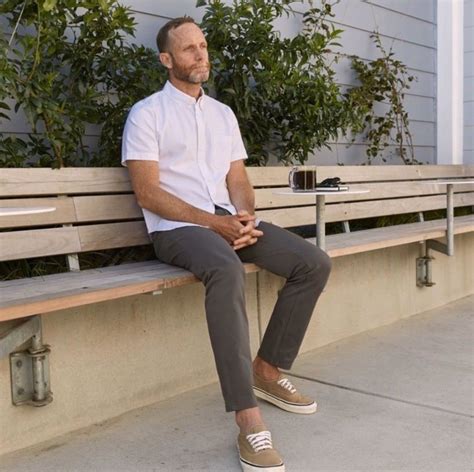 Everlane Men’s Dark Grey Chinos | Chino pants men, Grey chino pants ...