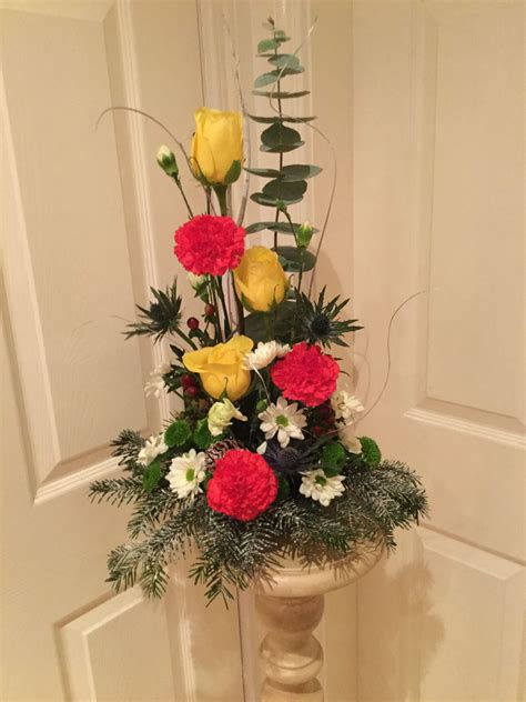 Roses,carnations and chrysanthemum arrangement. | Floral designs ...