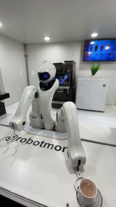 Роботы готовят кофе москвичам и гостям столицы. - YouTube