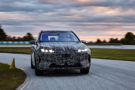 BMW iX Facelift 2025: Erlkönig-Fotos zeigen neue Niere & mehr