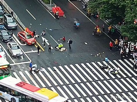 台州一特斯拉追尾碰撞两车，致两死一伤，目击者：肇事车辆闯了红灯，警方：肇事司机已被控制_十字路口_汽车_严重