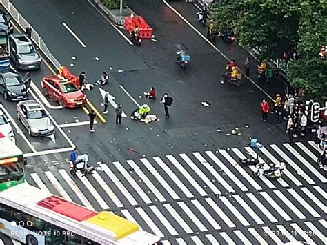 西安市67中校园内发生车祸 越野车撞倒男学生_手机新浪网