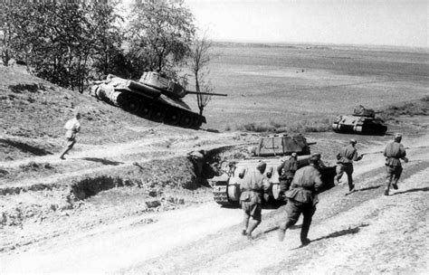 Советская пехота при поддержке танков Т-34-85 в бою на подступах к Вене ...