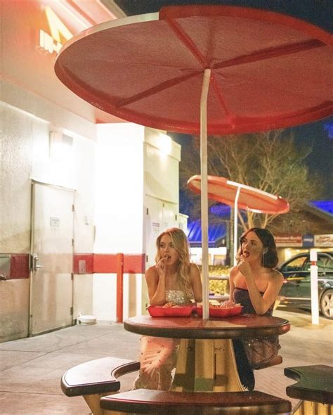 The iconic Howard sisters grabbing a bite after the premiere 💅🏼 : r ...