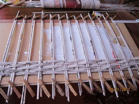 Подставка, плетеная из газет | Плетение, Подставки, Старая газета