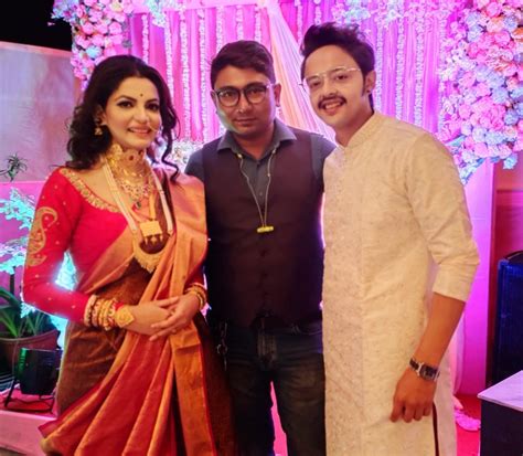 সাতপাকে বাঁধা পড়লেন সায়ন্তনী-ইন্দ্রনীল, বিয়ের আসরে টেলি তারকারা ...