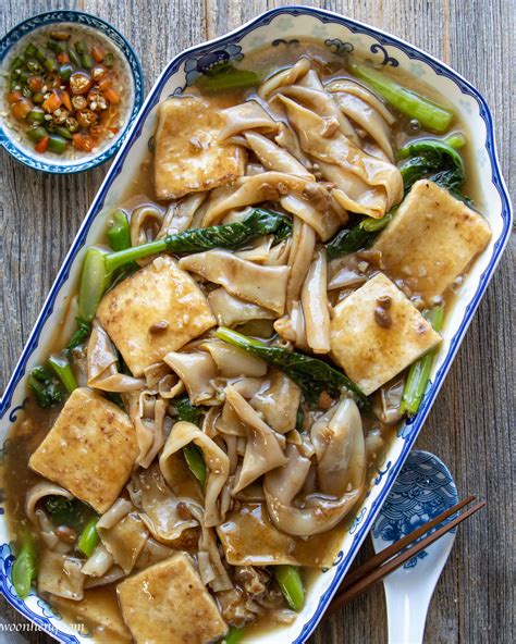How to Make Vegan Rad Na (Rice Noodles in gravy) - WoonHeng