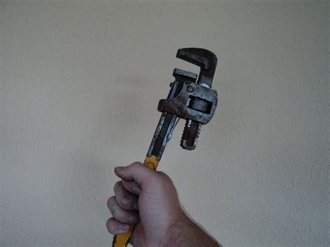 Using a Threader to Cut Left Hand Threads On Pipe 的图像结果