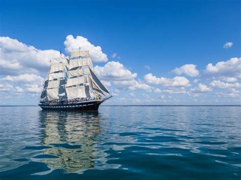 Большой корабль с белыми парусами в море под голубым небом - обои для ...
