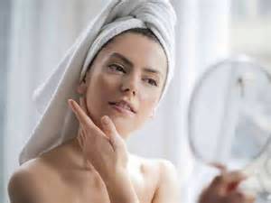 Ice Cube Facials: 10 Safe Ways to De-Puff and Tighten Skin | Femina.in
