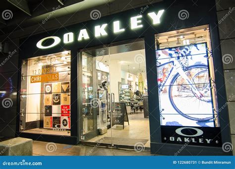 ibiza espanha o que tem loja da Oakley