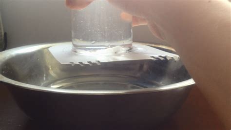 水杯灌满水反过来实验,玻璃杯装水看图像变反,水杯装水纸片倒立_大山谷图库