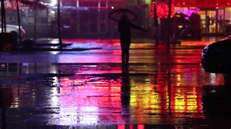 高清拍摄下雨天城市办公楼外国美女打伞走在雨中实拍视频素材下载_mp4格式_熊猫办公