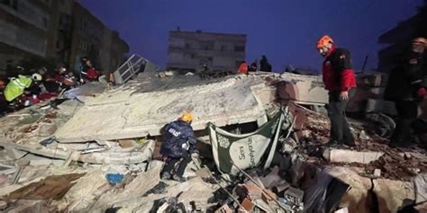 土耳其发生7.8级地震，强震画面曝光，楼房倒塌碎石一地_凤凰网视频_凤凰网