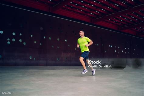 Sprinting Back View 的图像结果