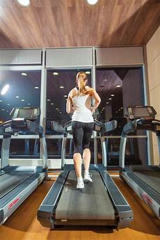 pedana da palestra ragazza graziosa risolve in una pedana mobile alla pedana da palestra ragazza graziosa risolve in una pedana mobile alla