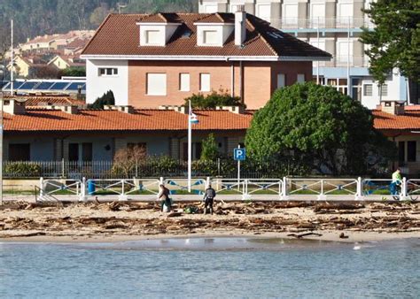 Comienza la recolección de leña en la playa de Ribadesella | Cope ...