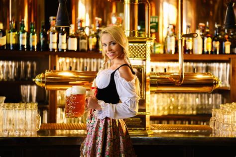 在典型的酒吧喝小麦啤酒女服务员高清图片下载-正版图片503558015-摄图网