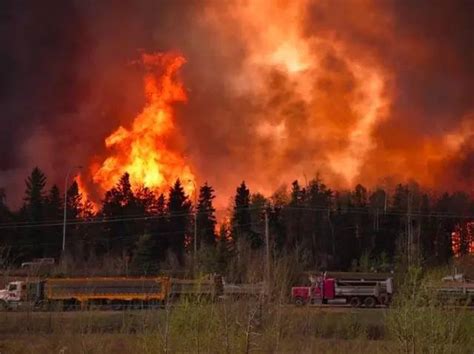 加拿大大火半月了依旧在燃烧，再次逼近油砂产地！__财经头条