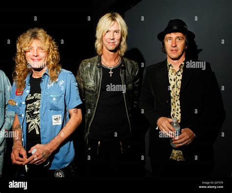 Steve Adler, Duff Mckagan, Izzy Stradlin backstage 20 anni anniversario ...