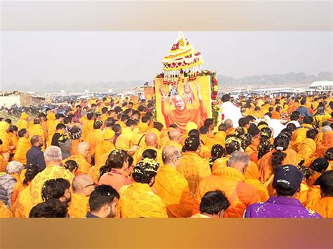 Dr. Vishakha Tripathi Ji's Final Rites: A Procession of Chants, Tears ...