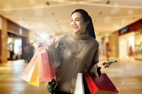 购物逛街提着购物袋的时尚美女高清图片下载-正版图片500567661-摄图网