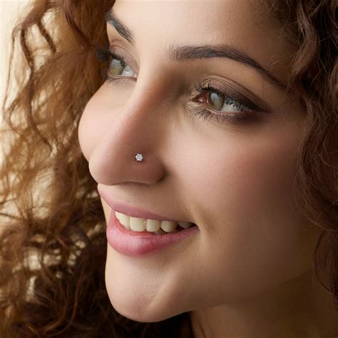 Royal Clad Kerala Solitaire Diamond Gold Nose Pin – Yuvora