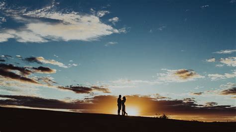 Download wallpaper 1920x1080 silhouettes, pair, sunset, hugs, romance ...