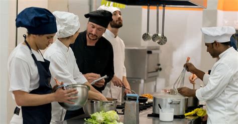 Cooks Kitchen 的图像结果