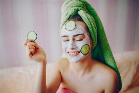 Facial Scrub Benefits: 8 Ways & Usage Tips | Sri Sri Tattva