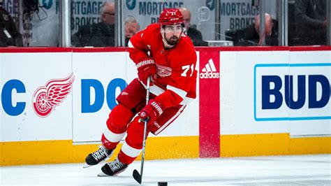 Dylan Larkin injury update: Latest news on Red Wings captain after ...