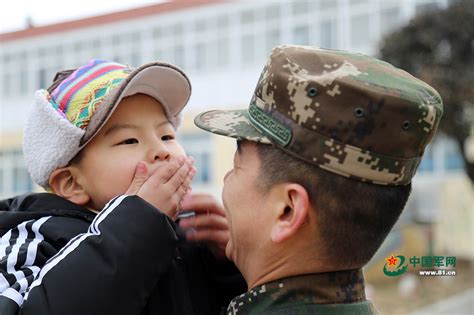 “小小军人”走进北京武警部队 感受军营风采--军事--人民网