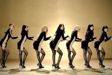 韩国美女穿短裙跳舞，没想到蹲下差点走光，赶紧拿手去捂_腾讯视频