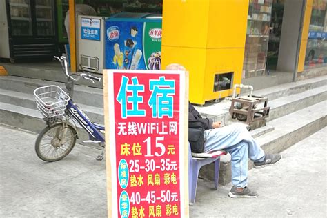 这里被称为深圳消费最低的地方，旅馆标间一天只要25元，床位15元