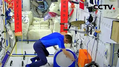 空间站里做运动 神十五乘组锻炼忙 |《中国新闻》CCTV中文国际 - YouTube