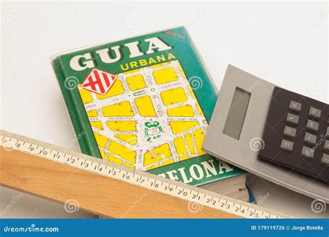 Guía De Plan Con El Mapa De Calles De Una Ciudad Foto editorial ...