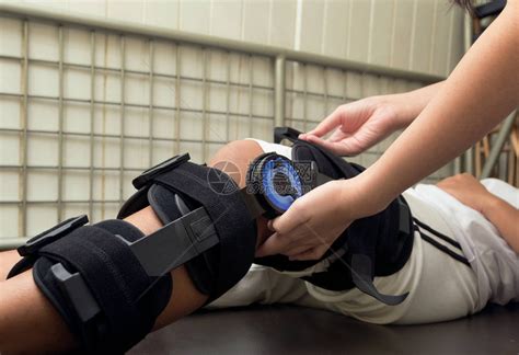 理疗师在病人的腿上做伸展运动高清图片下载-正版图片502555990-摄图网