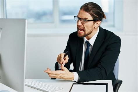 Angry Hits Computer 的图像结果