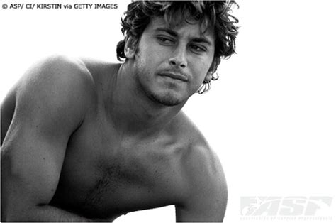 Male Models Surfing 的图像结果