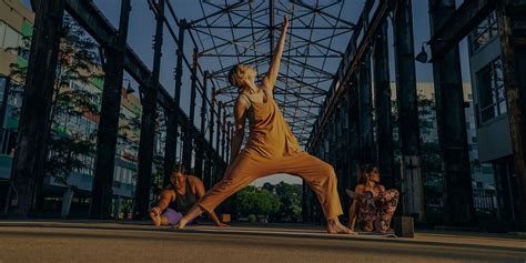 Extreme Yoga Outside 的图像结果