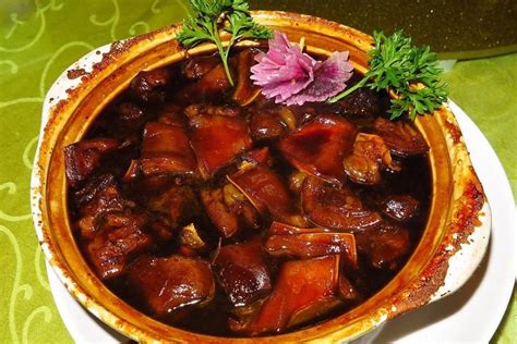被列入《江苏名菜谱》的猪头肉，与扬州扒烧整猪头齐名，都是猪头肉做法的代表