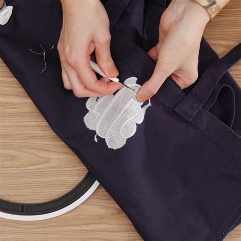 How to Clean Machine Embroidery Hoops 的图像结果