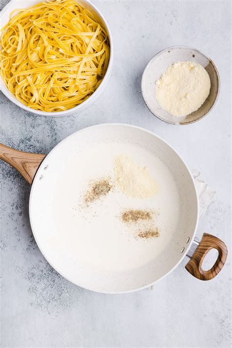 Creamy Greek Yogurt Alfredo Sauce (High Protein) - The Balanced ...
