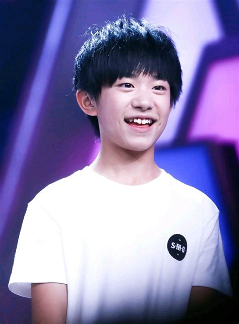 易烊千玺晒照露破洞裤 网友喊着要补裤子|易烊千玺|TFBOYS|元宵节_新浪娱乐_新浪网