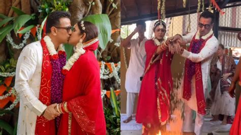 Ronit Roy Kisses Wife Neelam As They Renew Marriage Vows On 20th ...