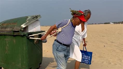 86岁退休工程师持续3年在海边捡垃圾_@所有人_澎湃新闻-The Paper
